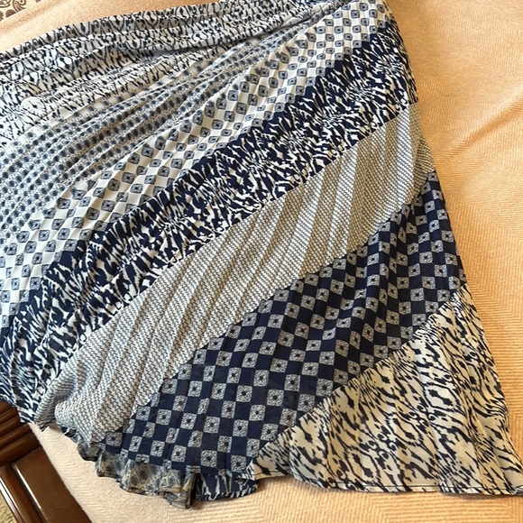 Chico’s - Full lining, maxi flowy and elegant skirt. Can fit 14to 18 - Picture 3 of 10